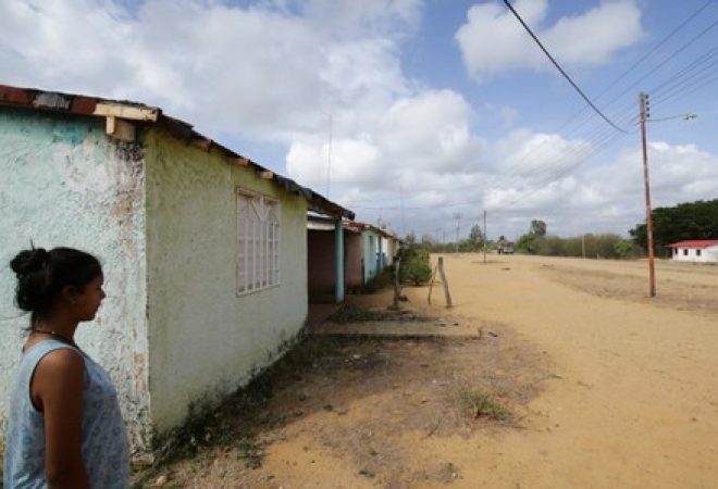 Mulher anda pela cidade de Atapirire, na Venezuela