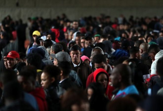 Pessoas fazem fila em busca de oportunidades de emprego no centro de São Paulo