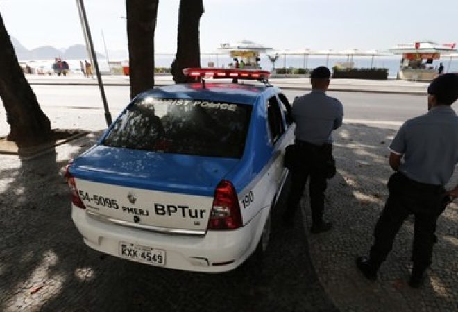 Policiais na praia de Copacabana