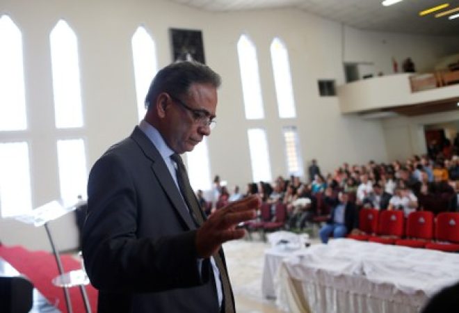 Pastor evangélico e ministro da Secretaria-Geral da Presidência, Ronaldo Fonseca, durante culto na igreja Assembleia de Deus em Taguatinga