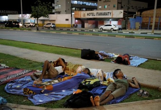 Venezuelanos dormem em rua de Boa Vista