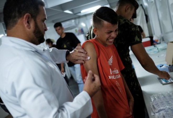 Garoto venezuelano é vacinado em Pacaraima