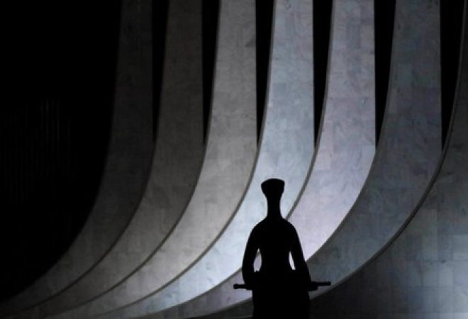Estátua da Justiça em frente ao Supremo Tribunal Federal em Brasília