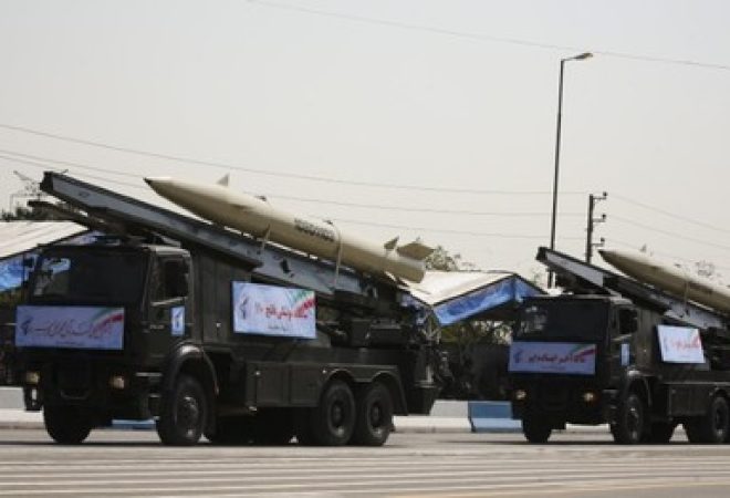Veículos militares transportam mísseis Fateh 110 durante parada militar em Teerã