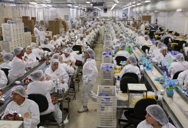 Funcionários trabalham em fábrica em São Paulo