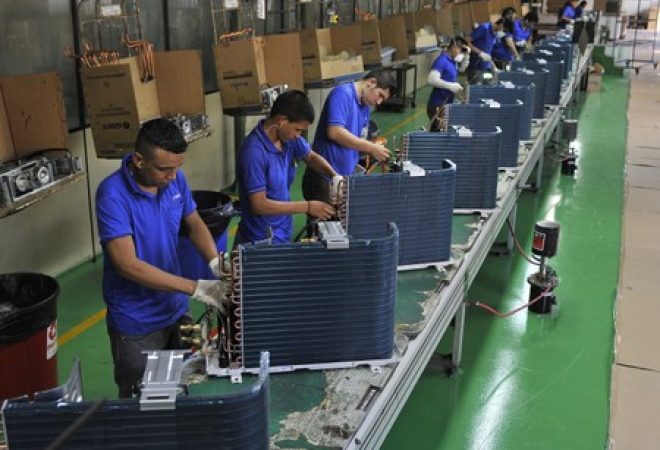 Funcionários trabalham em fábrica em Manaus