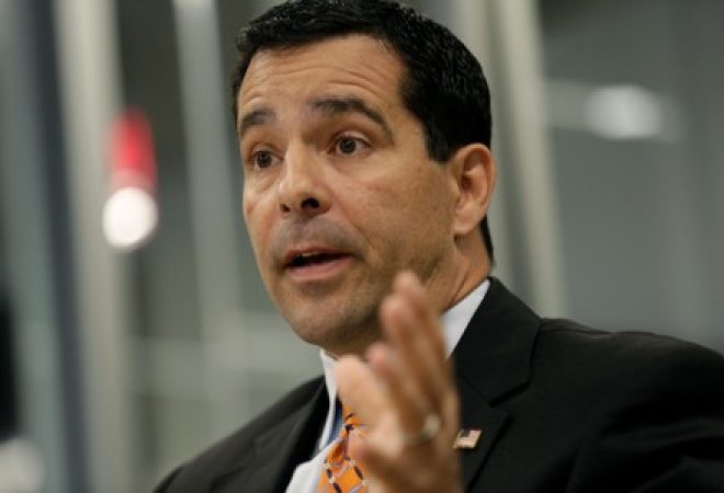 Chefe de contrainteligência dos EUA, William Evanina, em entrevista à Reuters
