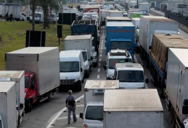 Caminhões parados na rodovia Régis Bittencourt durante a greve dos caminhoneiros contra os preços do diesel no fim de maio