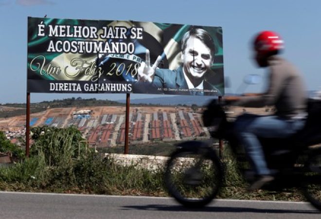 Outdoor de campanha do candidato do PSL à Presidência, Jair Bolsonaro, em Garanhuns (PE)