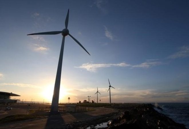 Turbinas eólicas em praia de Fortaleza, Ceará