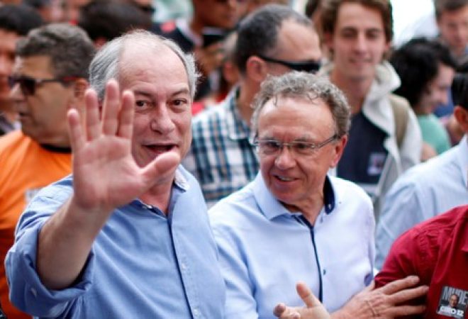 Candidato do PDT à Presidência, Ciro Gomes, acena durante evento de campanha em Curitiba