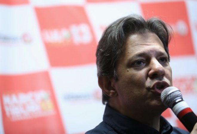 Candidato a vice-presidente do PT, Fernando Haddad, durante entrevista coletiva no Rio de Janeiro