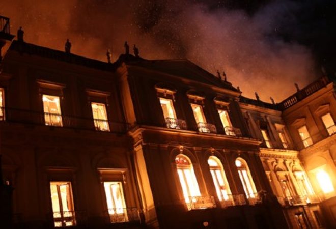 Incêndio consome o Museu Nacional, na Quinta da Boa Vista, Rio de Janeiro
