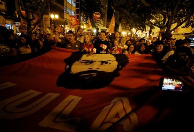 Fernando Haddad, candidato a vice-presidente do Partido dos Trabalhadores, caminha com apoiadores em Curitiba