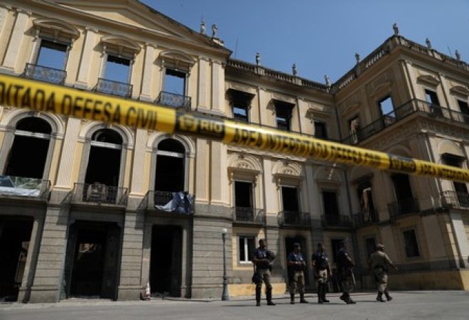 Policiais em frente ao Museu Nacional, na Quinta da Boa Vista, no Rio de Janeiro