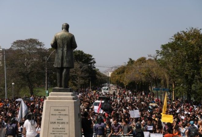 Pessoas protestam em frente ao Museu Nacional, no Rio de Janeiro