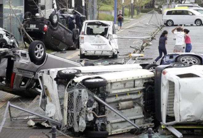 Veículos danificados pela passagem do tufão Jebi em Osaka, no Japão