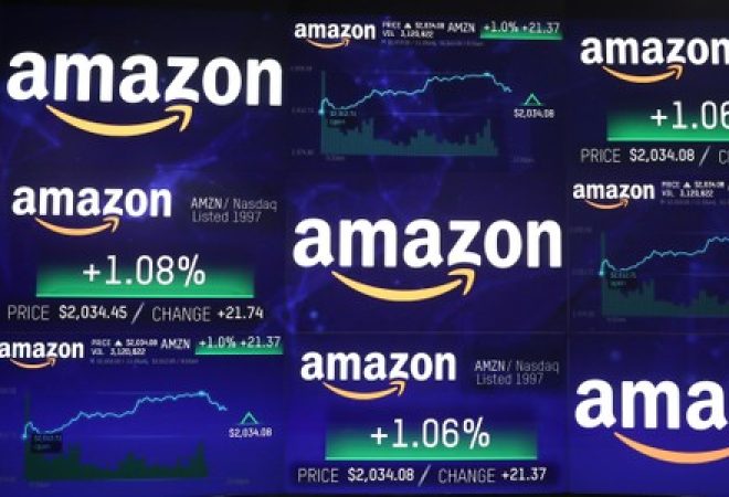 Logotipo da Amazon.com e informações sobre os preços das ações são vistos nas telas do Nasdaq Market Site em Nova York