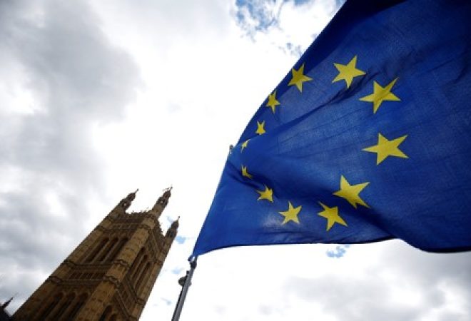 Manifestante anti-Brexit acena com bandeira da UE em frente ao Parlamento britânico, em Londres