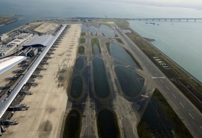 Visão aérea de pista do aeroporto de Kansai, no Japão, após passagem do tufão Jebi