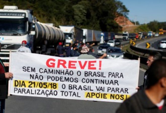 Caminhoneiros bloqueiam rodovia BR 116 com seus caminhões durante a greve em maio