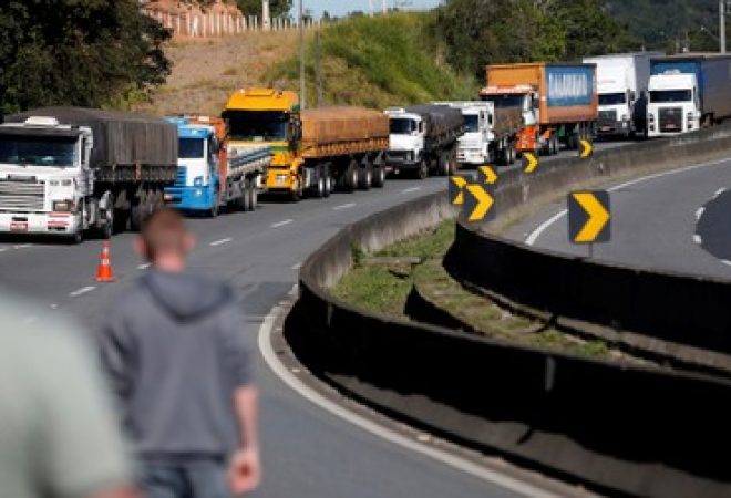 Caminhoneiros bloqueiam trecho da BR-116 durante greve