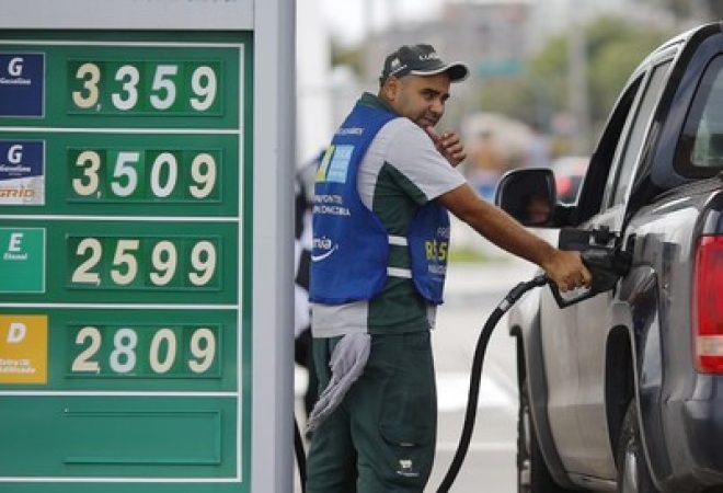 Frentista abastece carro em posto de gasolina no Rio de Janeiro, Brasil