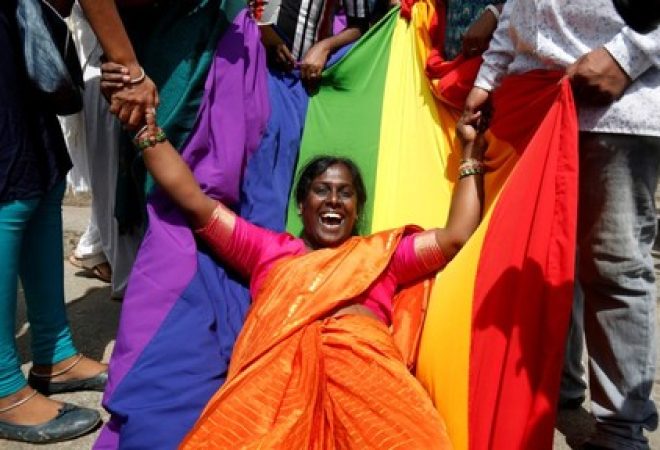 Ativista LGBT comemora revogação de proibição de sexo gay em Bengaluru, na Índia