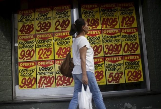 Consumidora passa por mercado no Rio de Janeiro