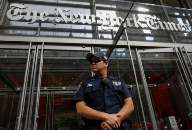 Oficial de polícia em frente ao prédio do jornal The New York Times, em Nova York