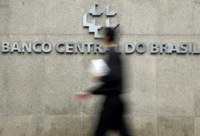 Homem passa por sede do Banco Central, em Brasília