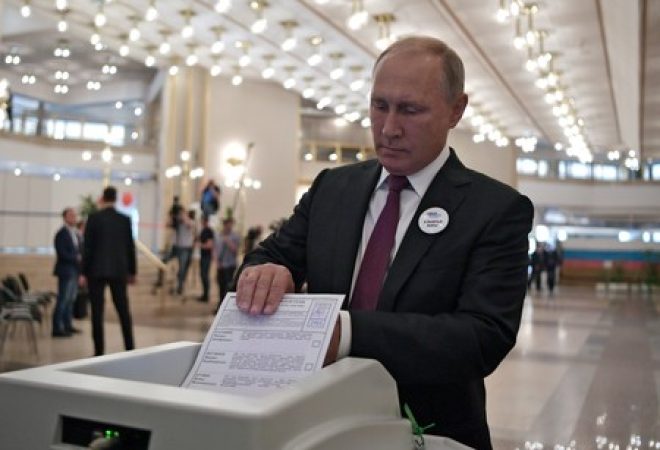 Presidente russo, Vladimir Putin, deposita seu voto em Moscou