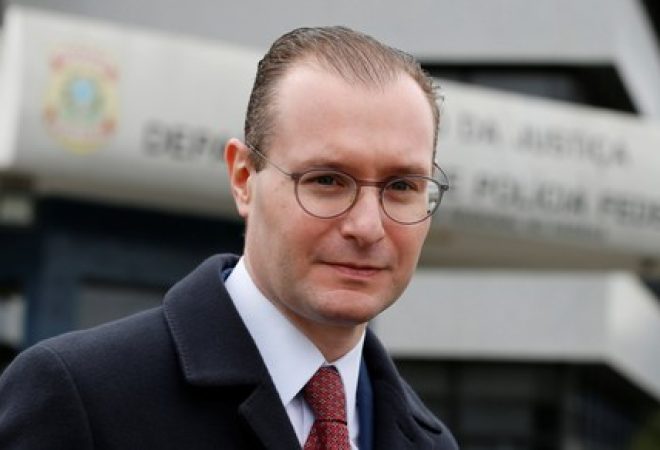 Advogado Cristiano Zanin, na frente da PF em Curitiba