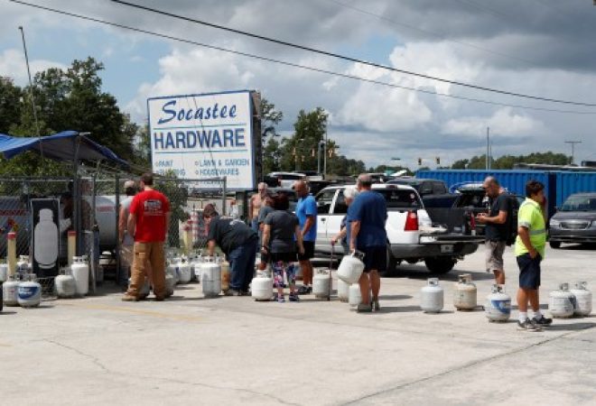 Clientes fazem fila na Carolina do Sul antes de chegado do furacão Florence