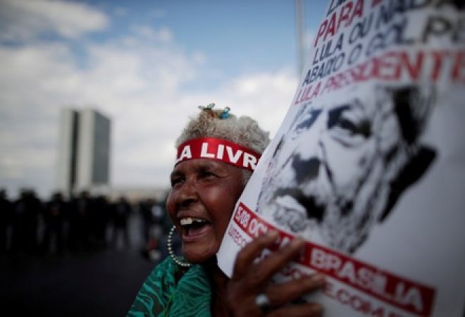 Simpatizante do ex-presidente Luiz Inácio Lula da Silva durante passeata em Brasília