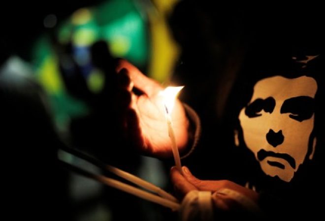 Simpatizante acende vela para candidato do PSL à Presidência, Jair Bolsonaro, em frente ao Hospital Albert Einstein