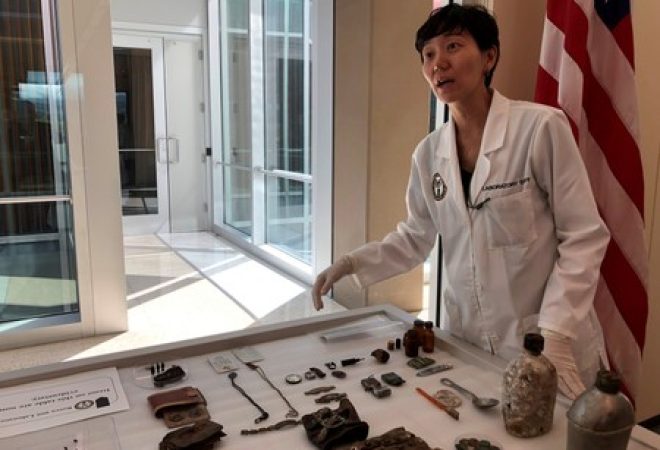 Antropologista forense Jennie Jin mostra objetos que acompanharam restos humanos entregues aos Estados Unidos pela Coreia do Norte, no Havaí