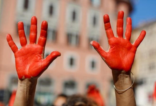 Manifestante protesta contra o ministro do Interior italiano, Matteo Salvini, em Roma