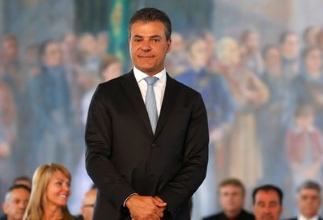 Ex-governador do Paraná Beto Richa posa para foto em Curitiba