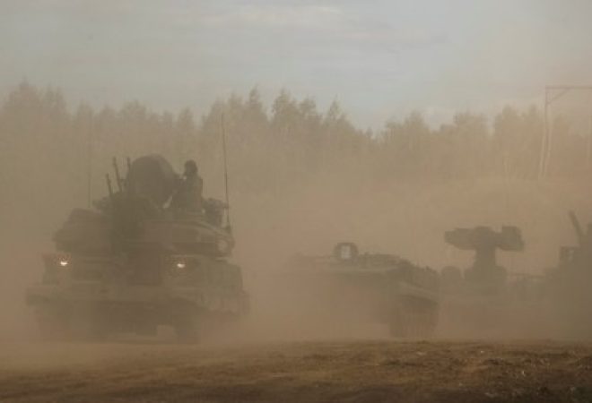 Veículos militares russos durante apresentação nos arredores de Moscou