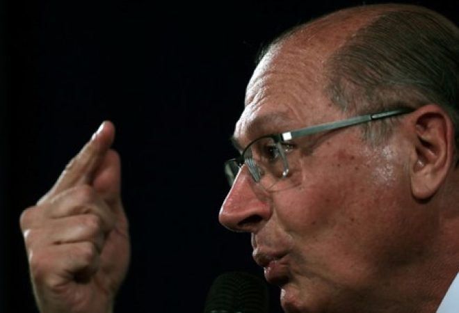 Candidato à Presidência do PSDB, Geraldo Alckmin, durante sabatina em São Paulo