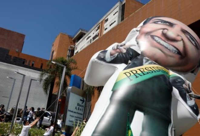 Simpatizantes de Jair Bolsonaro inflam boneco com imagem do candidato do PSL à Presidência em frente ao Hospital Albert Einstein