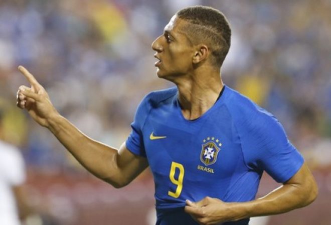 Richarlison comemora gol contra El Salvador