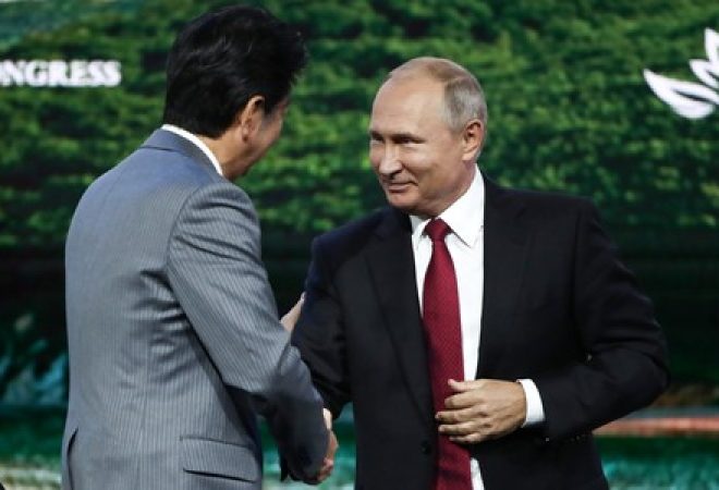Premiê japonês, Shinzo Abe, e presidente russo, Vladimir Putin, durante cúpula em Vladivostok