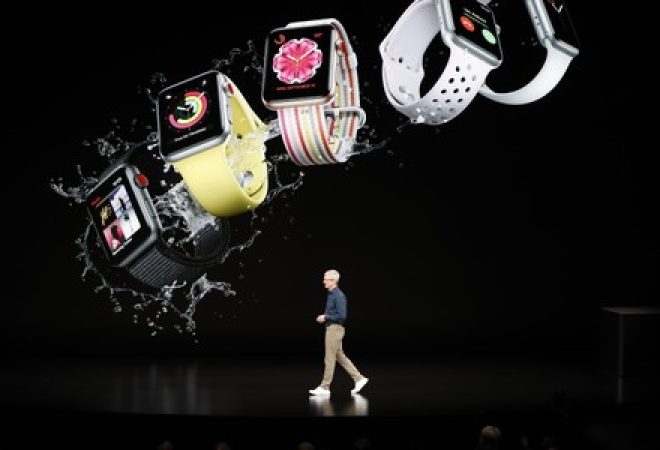 Tim Cook, presidente-executivo da Apple, apresenta o novo relógio da Apple em um evento de lançamento da nova linha de produtos da Apple