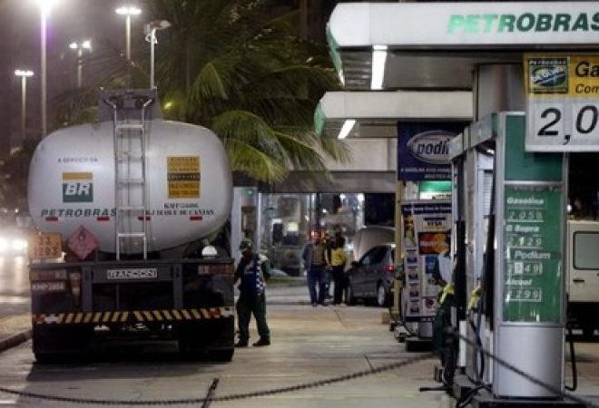 Caminhão abastece no Rio de Janeiro