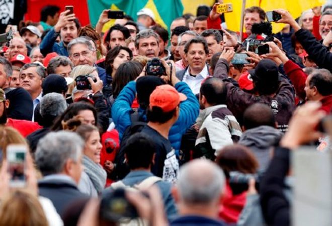 Haddad é cercado por simpatizantes em Curitiba