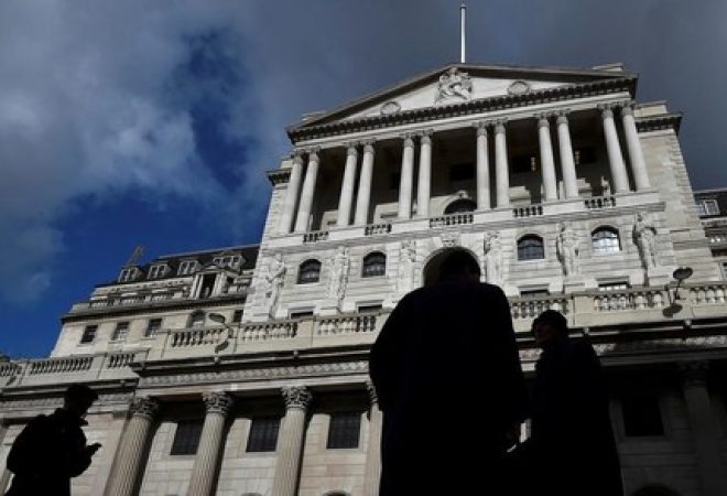 Pessoas passam por prédio do banco central britânico, em Londres