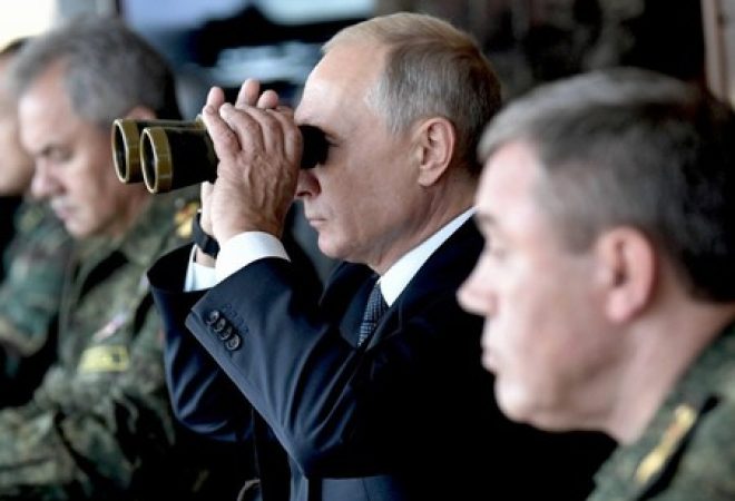 Presidente russo, Vladimir Putin, observa jogos de guerra russos em Tsugol, na região de Zabaikalsky