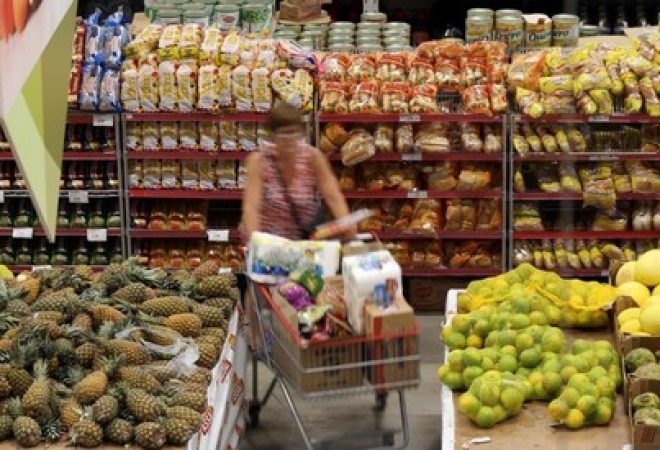 Consumidora faz compras em mercado em São Paulo